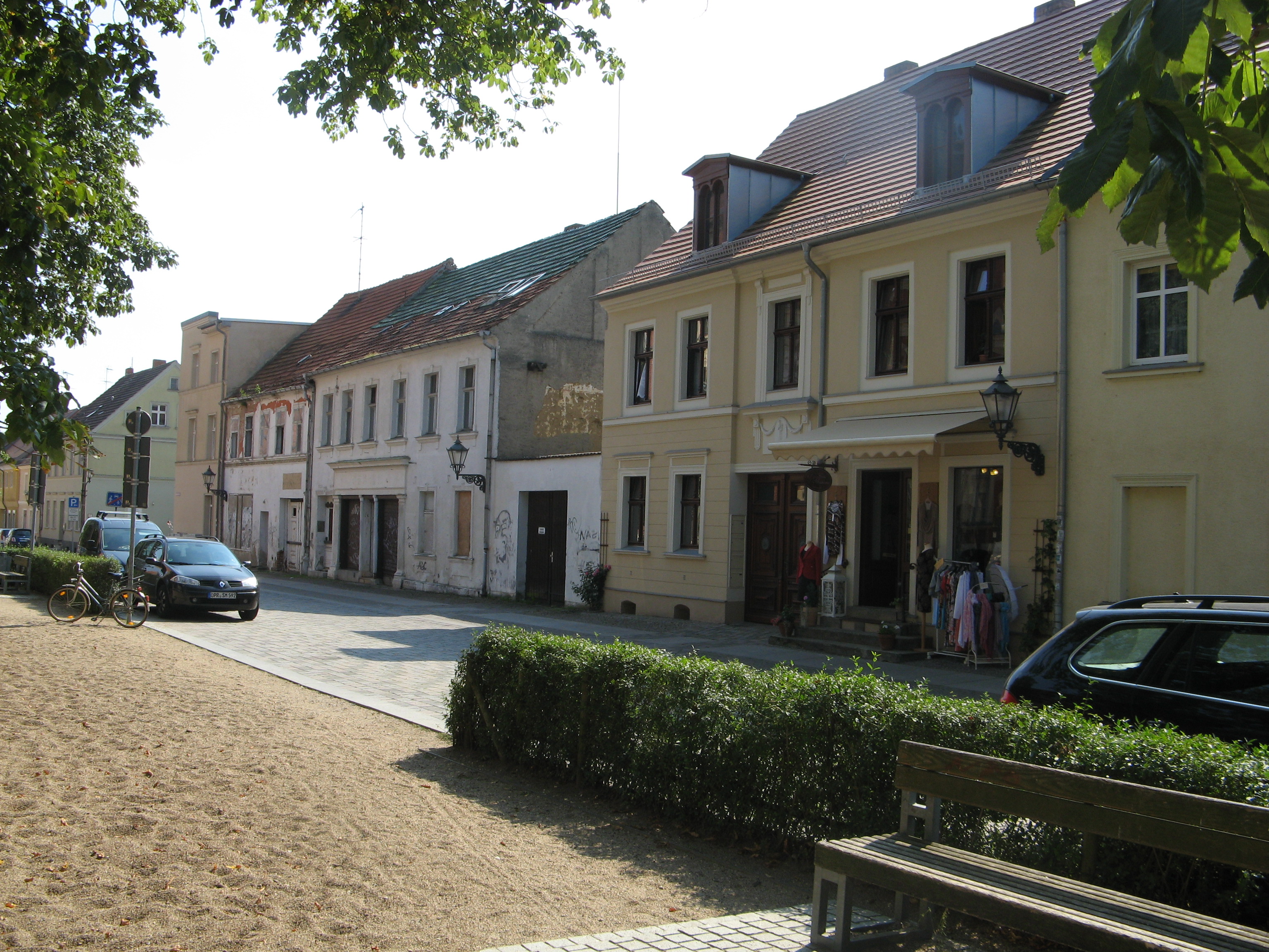 Foto vor dem Gebäude der alten Keksfabrik. Durch Klick vergrößern Fläche vor dem Gebäude der "Alten Keksfabrik"