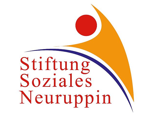 Logo der Stiftung Soziales Neuruppin: Roter Schriftzug „Stiftung Soziales Neuruppin“. Darüber eine stilisierte Personenfigur aus orangefarbenem Schwung mit rotem Kreis, begleitet von einer blauen, geschwungenen Linie.