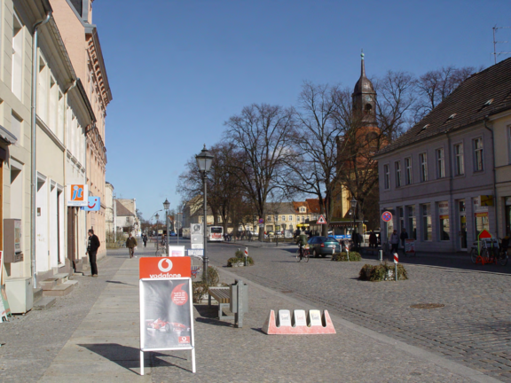 Werbeschilder in der K.-Marx-Str.