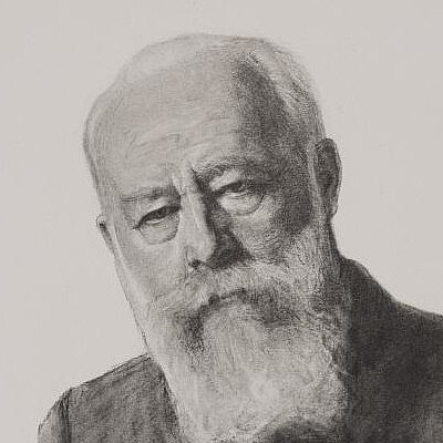 Ein Portrait eines älteren Mannes mit einem langen weißen Bart und ernstem Ausdruck. Er trägt ein dunkles Oberteil und blickt direkt in die Kamera. Der Hintergrund ist schlicht und hell, was den Fokus auf sein Gesicht legt.