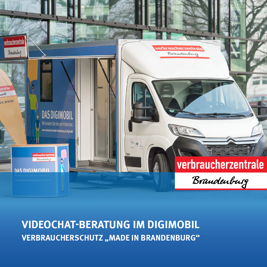 Ein mobiles Beratungsmobil steht vor einem Gebäude. Es trägt die Aufschrift „DAS DIGIMOBIL“ und „Verbraucherschutz - Made in Brandenburg“. Im Vordergrund steht ein Informationsstand. Das Bild vermittelt Informationen über die Möglichkeit der Videoberatung durch die Verbraucherzentrale.