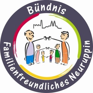 Logo: „Bündnis Familienfreundliches Neuruppin“. In der Mitte stehen gezeichnete Erwachsene und Kinder, die sich an den Händen halten – Symbol für Zusammenhalt und Familienfreundlichkeit. Oben eine stilisierte Stadtsilhouette, ein bunter Ring umrahmt die Szene.