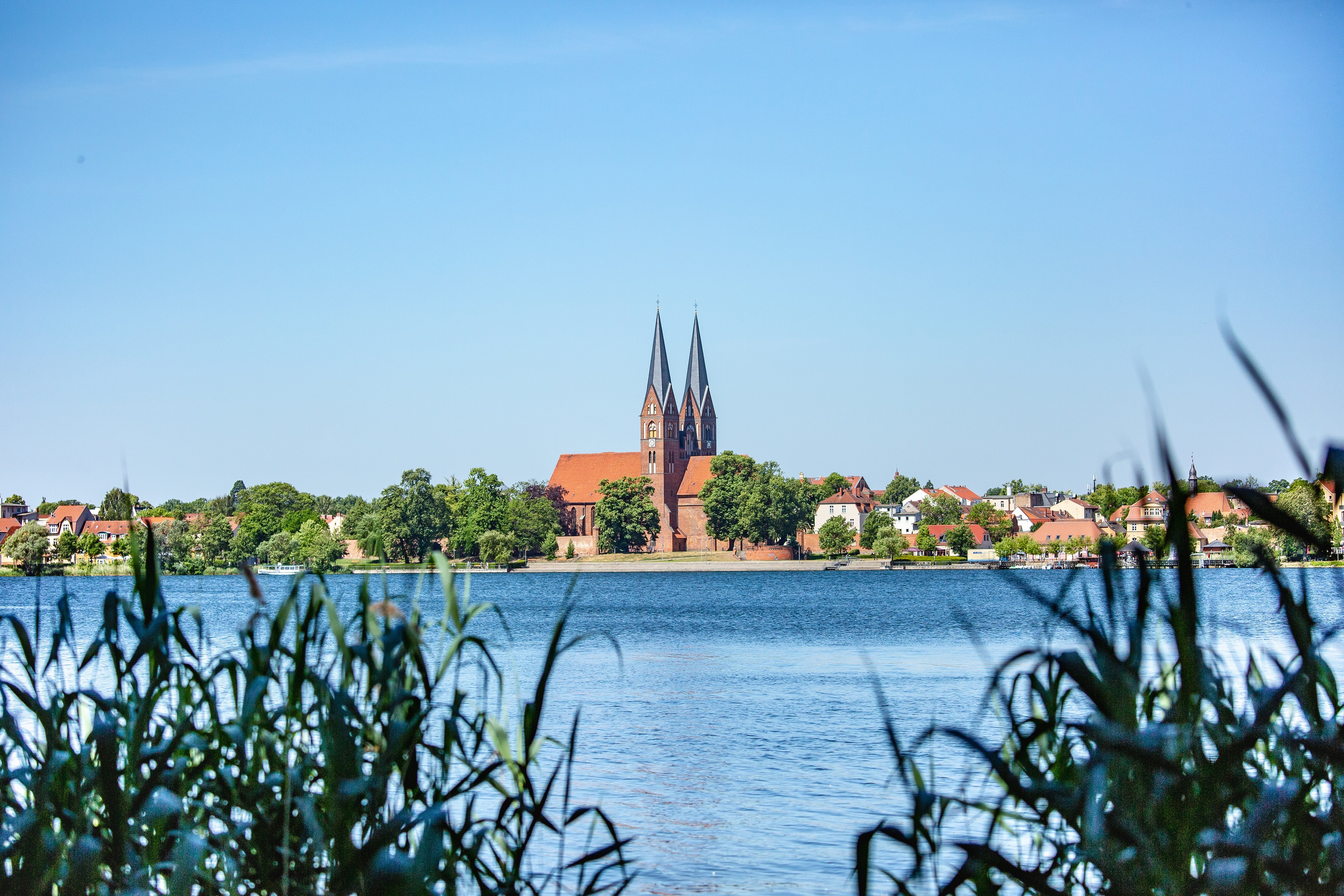 Das Bild zeigt die Kirche St. Trinitatis in der Fontanestadt Neuruppin.